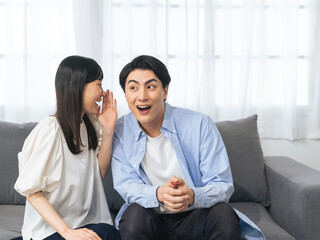 Leinwandbilder - カップル、夫婦、内緒、秘密、驚く、妊娠、おめでた、告白、会話、相談、笑顔、日本人、男性、女性、ポジティブ、リビングルーム、室内、部屋、ひそひそ、話す、打ち明ける、家庭、ソファー、愛情、仲良し、コピースペース、広告、元気、妊活、知らせる、ニュース、嬉しい、喜ぶ、ハッピー、噂話、伝言、いちゃつく、イチャイチャ、内緒話、サプライズ、びっくり、若い、新婚、結婚、報告、ライフスタイル、リラックス、二人、人物