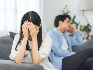 Aufkleber - 喧嘩、カップル、険悪、悲しむ、泣く、夫婦、危機、離婚、浮気、不倫、怒る、怒り、イライラ、ストレス、ハラスメント、DV、家庭内暴力、モラハラ、パワハラ、絶望、リビングルーム、ライフスタイル、室内、暮らし、非難、不満、不安、心配、対立、落ち込む、がっかり、困る、悩む、悩み、女性、男性、日本人、ケンカ、若い、部屋、不幸、家庭内別居、口論、PTSD、責める、調停、不機嫌、不和、人物