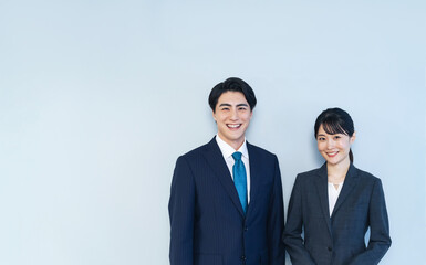 Poster - 日本人、女性、男性、ビジネスパーソン、ビジネスウーマン、ビジネスマン、キャリア、転職、笑顔、コピースペース、スーツ、ポジティブ、元気、営業、仕事、会社員、サラリーマン、ブルーバック、協力、同僚、人材、求人、採用、企業、会社、爽やか、スタッフ、従業員、カメラ目線、受付、働く、リクルート、経営、店員、ビジネス、上半身、ポートレート、30代、中途採用、派遣、やる気、チームワーク、パートナー、サポート、サ