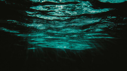 Poster - Tranquil ocean surface with subtle light reflections for meditation and relaxation