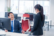 © maroke - 上司に挨拶をする新入社員の女性