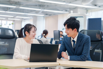 Wall Mural - 先輩社員から業務を教えてもらう新人の女性