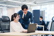 © maroke - 先輩社員から業務を教えてもらう新人の女性