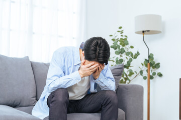Poster - 落ち込む、がっかり、憂鬱、男性、絶望、ストレス、メンタルヘルス、うつ病、不安、悩み、トラブル、悩む、問題、リビングルーム、部屋、室内、考える、困る、疑問、心配、不満、課題、憂うつ、ノイローゼ、残念、緊張、プレッシャー、心療内科、精神科、離婚、別居、孤独、後悔、悔しい、疲労、過労、失敗、若い、カジュアル、自宅、インテリア、失望、日本人、疲れ、ライフスタイル、不安障害、寝不足、睡眠障害、依存症、人物