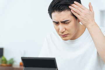 Fototapete - AGA、薄毛、抜け毛、ニキビ、おでこ、生え際、男性、はげ、チェック、育毛、ヘアケア、治療、後退、脱毛、脱毛症、男性ホルモン、M字、ヘアサイクル、DHT、クリニック、スキンケア、ニキビケア、アクネケア、悩み、悩む、困る、トラブル、問題、肌荒れ、メンズ、エステ、日本人、ストレス、ライフスタイル、美容、ビューティー、美肌、美顔、セルフケア、お手入れ、確認、若い、若ハゲ、気になる、心配、不安、不満、フェイ
