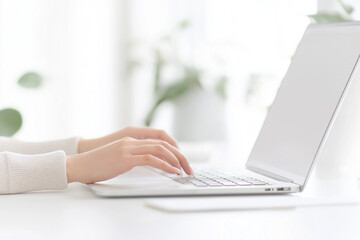 ノートパソコンを操作する手元 laptop