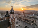 Rynek Główny w Krakowie z widokiem na Sukiennice podczas zachodu słońca widziany z lotu ptaka