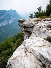 Aufkleber - Impressive rocky cliff overlooking a misty valley with lush green trees and distant mountains : Generative AI