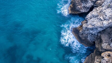 Aufkleber - Aerial view of turquoise ocean with rocky coastline and clear waves crashing : Generative AI