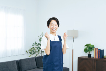 Aufkleber - 女性、ガッツポーズ、ハウスキーパー、元気、やる気、家事代行、主婦、エプロン、家政婦、ハウスクリーニング、サポート、サービス、リビングルーム、笑顔、室内、部屋、ポジティブ、モチベーション、アルバイト、パート、仕事、働く、掃除、清掃、清掃員、大掃除、満足、充実、日本人、ミドルエイジ、ミドル、中高年、ハウスキーピング、やりがい、がんばる、努力、応援、挑戦、チャレンジ、目標、コピースペース、広告、求人、カ