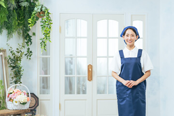 Poster - 店員、女性、エプロン、玄関、出迎え、歓迎、受付、カフェ、飲食店、開業、スタッフ、主婦、清掃、掃除、清掃員、インテリア、コーディネーター、片付け、家事代行、代行、扉、ドア、ディスプレイ、装飾、リフォーム、業者、建築、住宅、店舗、改装、ミドルエイジ、日本人、仕事、アルバイト、パート、副業、笑顔、開店、ショップ、エントランス、レストラン、サービス、コピースペース、カメラ目線、ハウスキーパー、ホテル、三角