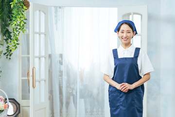Poster - 女性、スタッフ、掃除、ホテル、旅館、店員、飲食店、家事代行、カフェ、レストラン、ハウスキーパー、ハウスクリーニング、清掃員、ミドルエイジ、日本人、笑顔、仕事、アルバイト、パート、エプロン、おかみさん、三角巾、給食センター、調理師、サービス、清掃、大掃除、インテリア、内装、扉、入口、玄関、エントランス、職業、ドア、何でも屋、便利屋、コピースペース、派遣、訪問、介護、サポート、受付、歓迎、出迎え、ペン