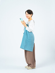 Poster - スマホ、スマートフォン、SNS、アプリ、検索、マッチング、女性、主婦、日本人、ママ、メール、口コミ、クチコミ、レビュー、評価、家事代行、サービス、清掃、サポート、お手伝い、笑顔、エプロン、全身、副業、アルバイト、パート、求人、店員、ショップ、カフェ、スタッフ、スキマバイト、スポットワーク、嬉しい、喜ぶ、ポジティブ、元気、楽しい、おトク、お得、カジュアル、依頼、仕事、オンライン、web、インターネッ