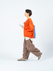 Aufkleber - 女性、旅行、外出、スマートフォン、スマホ、歩く、歩行者、買い物、ショッピング、観光、道案内、地図、GPS、位置情報、横顔、横向き、全身、前進、お出かけ、スタート、出発、散歩、歩きスマホ、モバイル、DX、アプリ、観光客、ミドルエイジ、日本人、30代、40代、ガイド、案内、検索、IoT、カジュアル、ファッション、おしゃれ、主婦、ママ、携帯電話、写真、広告、切り抜き、白バック、コピースペース、建築パース