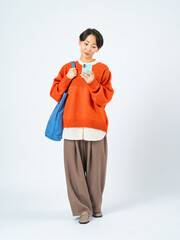 Aufkleber - 女性、旅行、全身、スマートフォン、スマホ、買い物、ショッピング、観光、歩く、歩行者、SNS、口コミ、クチコミ、笑顔、見上げる、見学、観光客、ファッション、カジュアル、トートバッグ、アプリ、ガイド、案内、メール、クーポン、ポイント、キャンペーン、セール、DX、インターネット、オンライン、ウェブ、検索、予約、店舗、GPS、位置情報、ナビ、日本人、道案内、地図、マップ、写真、広告、切り抜き、白バック、コ