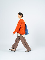 Aufkleber - 女性、歩く、ウォーキング、外出、歩行者、日本人、全身、スタート、目標、お出かけ、ショッピング、観光、旅行、観光客、買い物、主婦、ママ、カジュアル、ファッション、おしゃれ、笑顔、ポジティブ、元気、運動、トートバッグ、キャンペーン、セール、通勤、学生、通学、カラフル、アパレル、前進、進歩、挑戦、チャレンジ、横顔、横向き、側面、散歩、将来、写真、広告、切り抜き、白バック、コピースペース、建築パース、添景