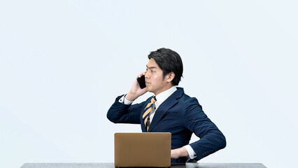 Leinwandbilder - ビジネス、ビジネスマン、通話、男性、ビジネスパーソン、スマホ、ノートパソコン、デスクトップ、オフィス、日本人、仕事、DX、PC、スマートフォン、デスクワーク、営業、職場、デスク、忙しい、サラリーマン、会社員、スーツ、経営、デジタル、ツール、エンジニア、システム、ERP、人材、ネット、事務、サポート、働く、会社、企業、シリアス、相談、打ち合わせ、問い合わせ、アクション、アクティブ、元気、切り抜き、コ