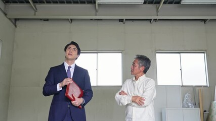 Poster - シニア、男性、ビジネスマン、ビジネス、倉庫、老人、内見、内覧、物件、不動産、オーナー、大家、リフォーム、建築、内装、店舗、賃貸、中古、スケルトン、建設、工事、点検、メンテナンス、修繕、工場、販売、説明、相談、面談、日本人、営業、業者、ビジネスパーソン、交渉、案内、紹介、仲介、打ち合わせ、職人、老朽化、経年劣化、相続、税理士、引き渡し、譲渡、空き家、管理人、施設、会社、人物