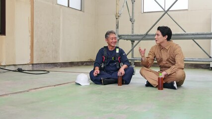 Aufkleber - 仕事、職業、工事、休憩、床、塗装、大工、職人、作業員、建築、現場、麦茶、水分補給、改装、建設、足場、作業服、ニッカポッカ、昼休み、労働基準法、休憩時間、スケジュール、作業、仲間、チームワーク、施工、管理、労災、労働災害、熱中症予防、業者、下請け、職場、労働者、解体、リフォーム、内装、佐官、鳶、親方、棟梁、中小企業、個人事業主、アルバイト、スポットワーク、スキマバイト、肉体労働、フルハーネス、安全、