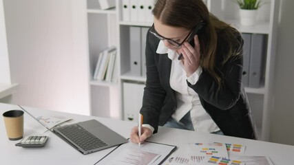 Aufkleber - A skilled business professional effectively manages tasks in a modern office, emphasizing teamwork, communication, and focus while using the latest technological tools in the industry