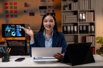 Aufkleber - Young professional explaining charts during a video call in office at night