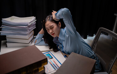 Fototapete - Overworked businesswoman getting stressed and having a headache at office desk