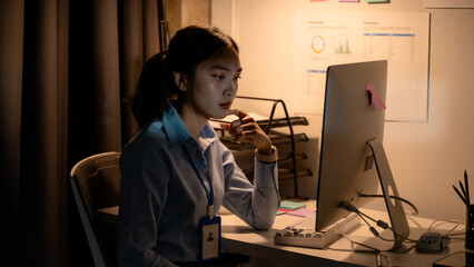 Aufkleber - Focused businesswoman working late at night in office using desktop computer