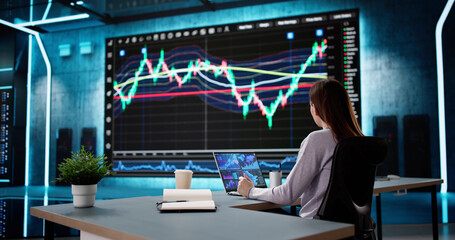 Aufkleber - Female Stock Analyst Analyzing Data on Computer Screens