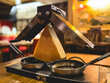 © Gautier Normand - Un appareil à raclette ancien avec une meule de fromage dans un restaurant.