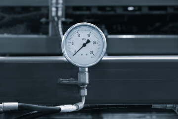 Aufkleber - A pressure gauge is on a metal surface. The gauge is white and has a black face. The numbers on the gauge are 0 and 25 MPa