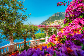 Fototapete - Positano coastline in south of Italy, vertiginous cliffs adorned with colorful villages, turquoise waters. Small town Positano on Amalfi Coast near Neapol, Italy
