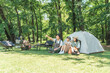 © buritora - 公園・キャンプ場でデイキャンプ・キャンプ・バーベキューを楽しむ仲良しのファミリー