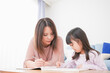 © maroke - お母さんと一緒にお勉強をする小さな女の子