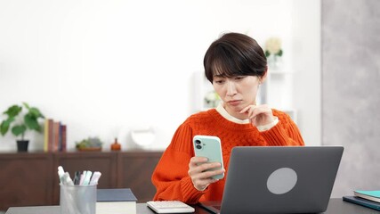 Aufkleber - スマホとノートパソコンを見ながら悩むミドル女性