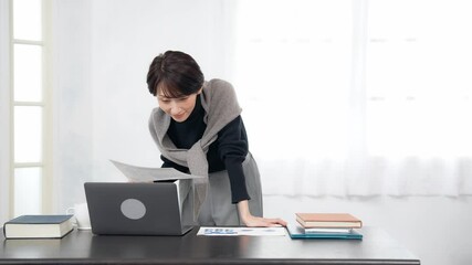 Leinwandbilder - デスクで作業するミドル女性