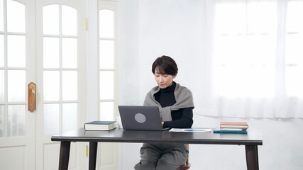 Leinwandbilder - デスクのノートパソコンで作業する女性