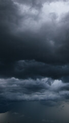 Aufkleber - A menacing dark sky filled with thick clouds signals bad weather approaching, highlighting the intensity and unpredictability of stormy atmospheric conditions.