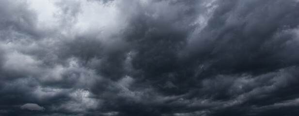 Aufkleber - A dramatic, stormy sky filled with dark, dense clouds forebodes an approaching windstorm, capturing the power and unpredictability of nature's intense weather phenomena.
