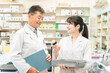 © buritora - 調整薬局で一緒に働く薬剤師・調剤師の男女