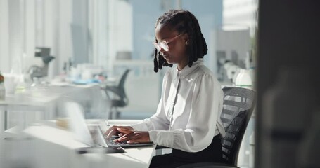 Aufkleber - Science, laptop and typing with black woman in laboratory for clinical trial, healthcare and planning. Vaccine test results, medical program and pharmacy with person in hospital for research