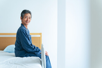 Poster - シニア、男性、入院、病室、患者、高齢者、お年寄り、老人、日本人、元気、健康、ヘルスケア、笑顔、ベッド、座る、リハビリ、ADL、QOL、介護、施設、病院、回復、爽快、スッキリ、爽やか、快眠、睡眠、起床、起きる、老後、ミドル、中高年、サプリメント、DHA、ライフスタイル、60代、50代、リラックス、パジャマ、コピースペース、福祉、おじいちゃん、ウェルネス、アンチエイジング、健康食品、カメラ目線、ポジテ