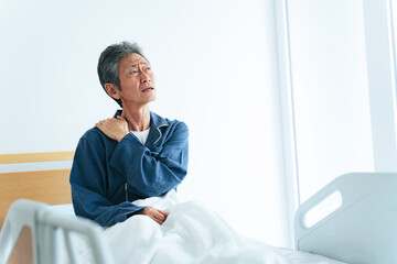Poster - ベッド、男性、シニア、老人、肩こり、日本人、高齢者、疲労、疲れ、寝不足、不眠症、中途覚醒、悩む、困る、悩み、ヘルスケア、健康、老後、老化、寝室、介護、施設、お年寄り、中高年、パジャマ、起床、朝、起きる、痛み、50代、60代、ミドル、中年、不安、ぐったり、コピースペース、四十肩、五十肩、加齢、フレイル、ロコモティブシンドローム、早朝覚醒、運動器症候群、更年期障害、夏バテ、病院、入院、患者、ストレス、