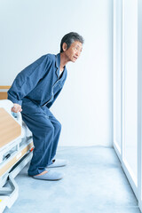 Aufkleber - シニア、男性、膝痛、老人、入院、患者、ベッド、介護、高齢者、日本人、立つ、立ち上がる、ひざ、リハビリ、お年寄り、福祉、施設、介護ベッド、病院、寝室、パジャマ、フレイル、ロコモティブシンドローム、DHA、ミドル、60代、50代、中高年、中年、治療、早朝、健康、ヘルスケア、明るい、立ち上がり、筋力、練習、手すり、ADL練習、ライフスタイル、室内、下肢、QOL、ADL、老化、加齢、サプリメント、健康食品