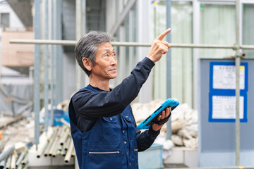 Aufkleber - タブレット、建設、ゼネコン、工事、男性、工事現場、職人、大工、土木、設計、解体、建築、DX、デジタル、画面、労働者、作業員、建機、サブコン、確認、安全、点検、チェック、検査、親方、棟梁、土方、足場、基礎、調査、データ、分析、日本人、シニア、技術、IoT、システム、アプリ、建物、監督、仕事、技術者、エンジニア、働く、管理、IIoT、作業、施工、テック、人物