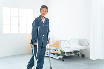 Poster - 患者、リハビリ、男性、歩行訓練、シニア、松葉杖、歩く、病院、日本人、病室、治療、整形外科、笑顔、器具、介護、回復、医療、メディカル、健康、パジャマ、入院、通院、ベッド、高齢者、お年寄り、老人、50代、60代、ミドル、中高年、中年、努力、骨折、接骨院、整骨院、怪我、負傷、捻挫、脚、足、ライフスタイル、室内、リハビリテーション、理学療法、元気、全身、部屋、在宅、自宅、人物