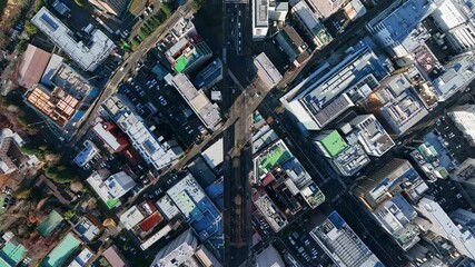 Fototapete - 空撮、都市、街、真俯瞰、ドローン、道路、交通、社会、真上、前進、建設、進歩、不動産、ビル、ビル群、ビジネス、産業、開発、都会、俯瞰、ハイアングル、現代、景色、風景、建築、日本、自治体、行政、屋上、景観、迫力、インフラ、時代、成長、発展、屋外、昼間、展望、自動車、観光、旅行、経済、企業、暮らし、住宅、建物、技術、鳥瞰図、60p、見下ろす