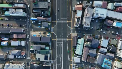 Fototapete - 道路、交通、ドローン、空撮、自動車、高速道路、都市、街、ドライブ、走行、現代、行政、社会、モビリティ、県道、地域、地方、安全、インフラ、建設、開発、運送、物流、風景、運輸、ロジスティクス、テクノロジー、住宅、真俯瞰、真上、見下ろす、ハイアングル、駐車場、交差点、高架、スピード、前進、進歩、俯瞰、展望、景色、景観、屋根、都会、日本、町並み、観光、旅行、60p、産業