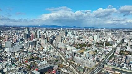 Fototapete - 都市、社会、ドローン、空撮、青空、地平線、道路、交通、産業、ビジネス、インフラ、俯瞰、ハイアングル、展望、景色、パノラマ、景観、上から見た、見下ろす、風景、街、現代、建設、建築、都会、ビル、ビル群、不動産、高層ビル、町並み、摩天楼、日本、観光、旅行、コピースペース、昼間、晴れ、明るい、行政、公共、地方、自治体、地域、広角、自然、変化、環境、未来、60p、テクノロジー