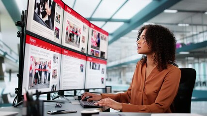 Aufkleber - Woman Looking At News In Online Newspaper