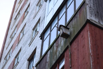 Aufkleber - A small birdhouse attached to the side of a building, ideal for using in illustrations or designs related to urban wildlife or architecture.